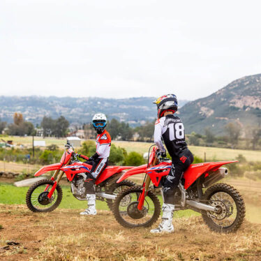 HOnda crf250r med 2 personer og udsigt