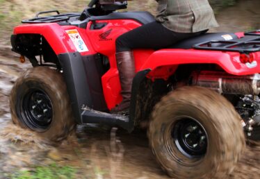 HONDA TRX420FE i aktion close up